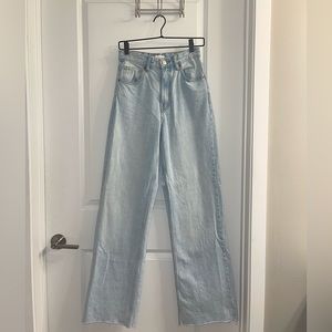 High wasted, straight legged jeans